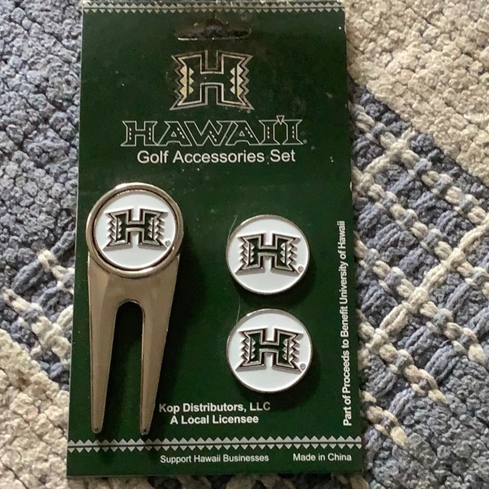 University of Hawaii golf accessory set